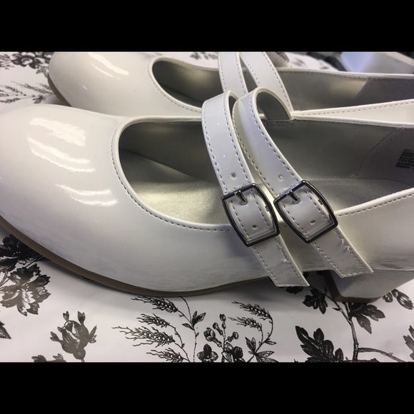 American Eagle Girls dressed up shoes with heels. - Picture 2 of 5